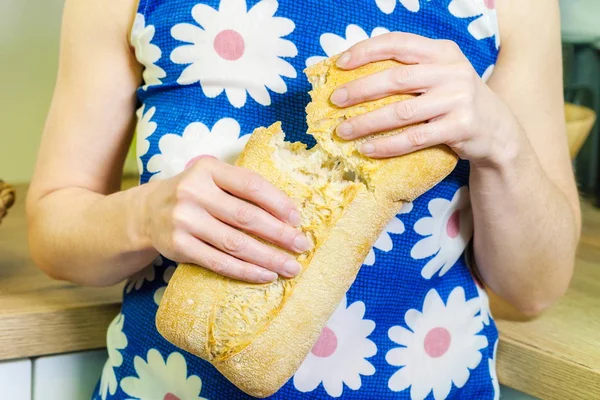 Женщина Держит Хлеб Руках — стоковое фото