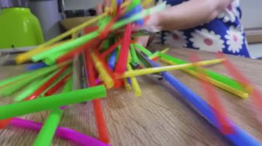 Renkli plastik pipetler karıştırma kadın kaotik. Plastik, kirlilik konsepti