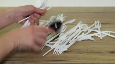 Kadın tablo üzerinde beyaz plastik çatal sıralama
