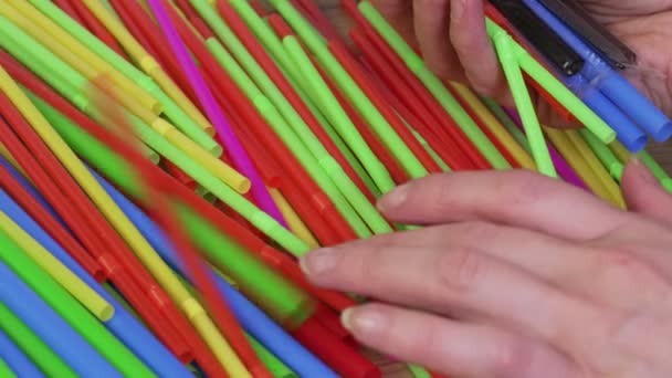 Frau Hand Der Nähe Von Bunten Plastikstrohs Plastic Umweltschutzkonzept — Stockvideo