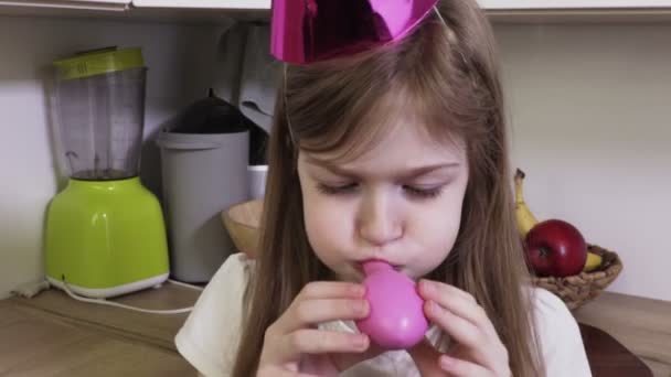 Kleines Mädchen Versucht Luft Ballon Pusten — Stockvideo