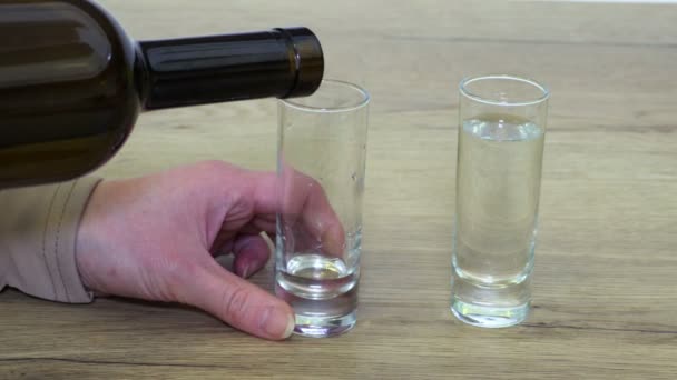 Reszkető Kézzel Ömlött Alkoholt Shot Üveg — Stock videók