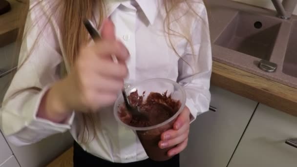 Liten Flicka Med Smutsiga Ansikte Äta Chokladpudding — Stockvideo