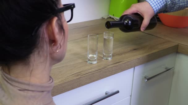 Mujer Niega Beber Alcohol — Vídeo de stock