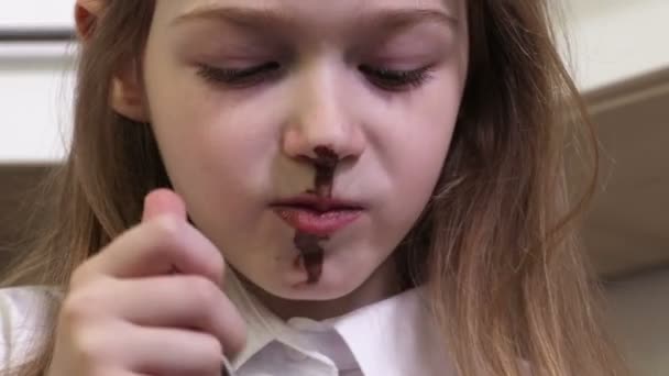 Klein Meisje Met Vies Gezicht Eten Chocolade Pudding Close — Stockvideo