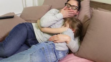 Kız ve anne yatakta uyku