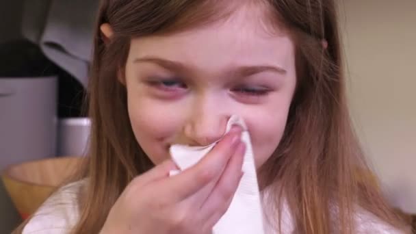 ナプキンで汚れた顔を掃除する小さな女の子 — ストック動画