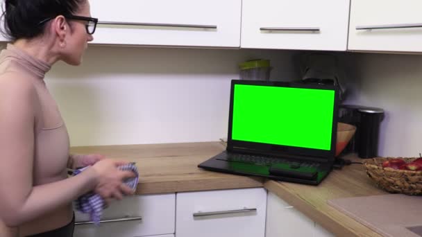 Kvinna Rena Rätter Och Titta Laptop Med Grön Skärm Köket — Stockvideo