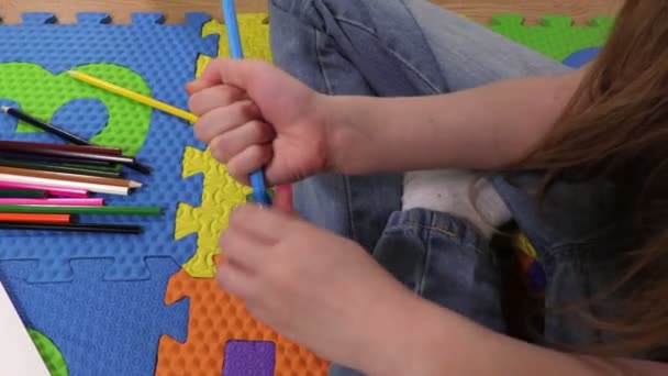 Petite Fille Taille Crayons — Video
