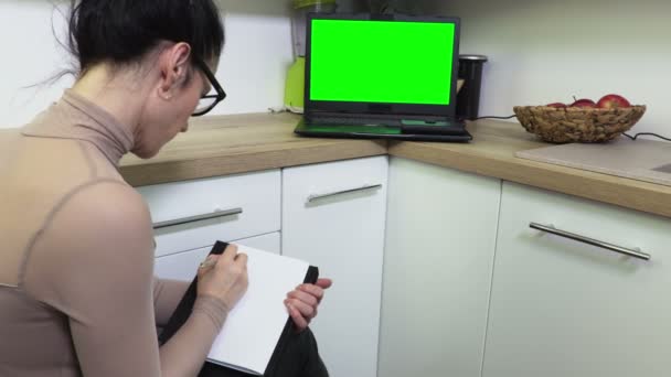 Kvinna Sitter Och Skriver Nära Laptop Med Grön Skärm — Stockvideo