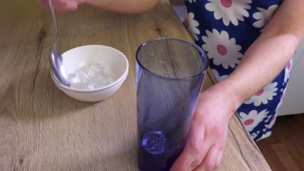 Žena Přidává Ledové Kostky Skla — Stock video