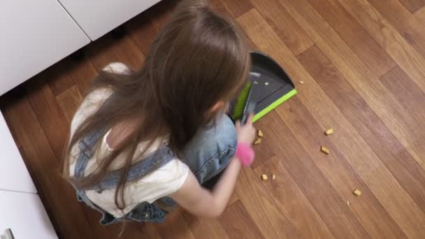 Menina Usando Escova Chão Cozinha — Vídeo de Stock