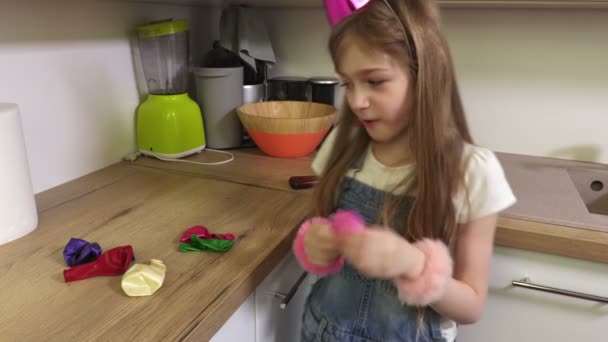 Klein Meisje Proberen Blazen Kleurrijke Ballonnen — Stockvideo