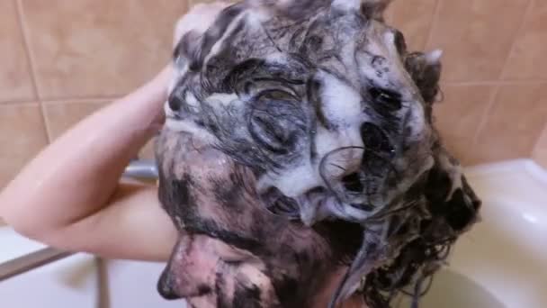 Kadın Banyoda Şampuanla Başını Yıkıyor