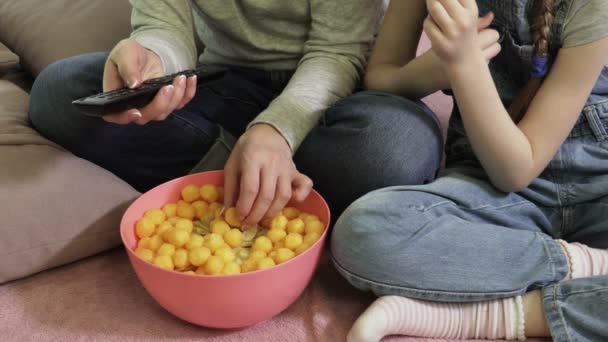 Filha Mãe Assistindo Comendo Batatas Fritas — Vídeo de Stock