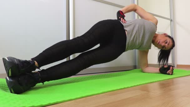 Женщина Выполняет Основные Упражнения Боковой Доски — стоковое видео