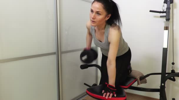 Sırt Kasları Için Halter Ile Fitness Egzersizi Yapan Kadın — Stok video