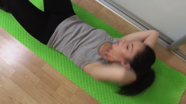 Frau Macht Fitnessübungen Für Bauch Von Oben — Stockvideo