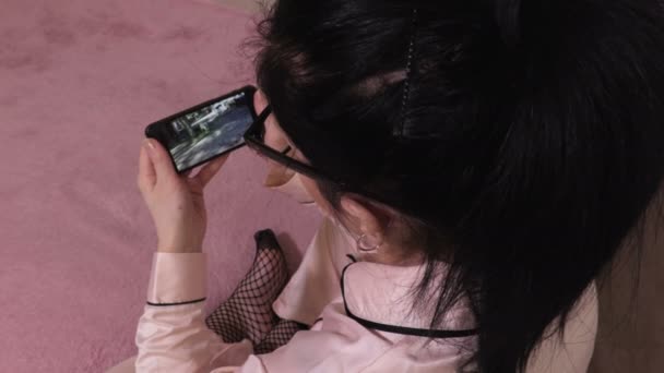 スマートフォンでビデオメッセージを受け取ることを知らせる女性 — ストック動画