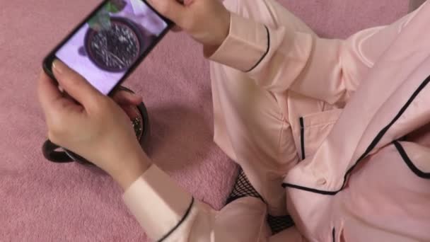 Frau Fotografiert Pflanze Für Veröffentlichung Netz — Stockvideo