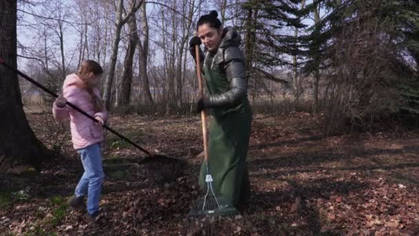 Keluarga Mengumpulkan Daun Outdoors Gardening Konsep — Stok Video
