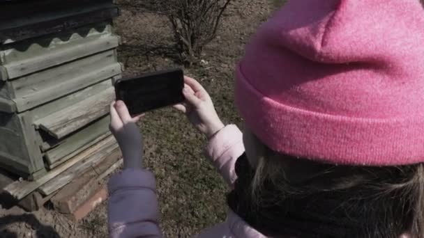 Mädchen Benutzt Smartphone Der Nähe Von Bienenstock — Stockvideo