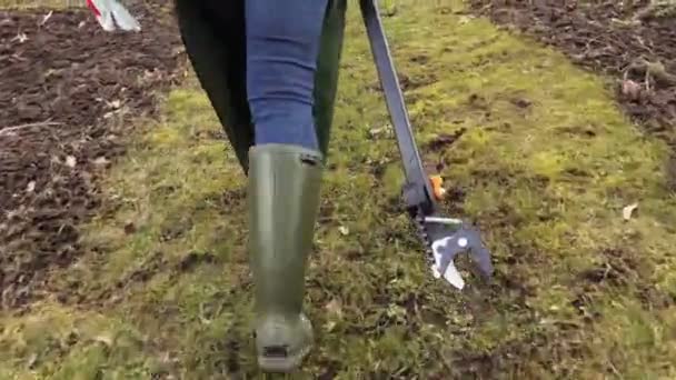 Câmera Seguir Jardineiro Mulher Com Cortador Ramo — Vídeo de Stock