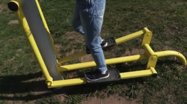 Küçük kız kullanma step makine içinde açık