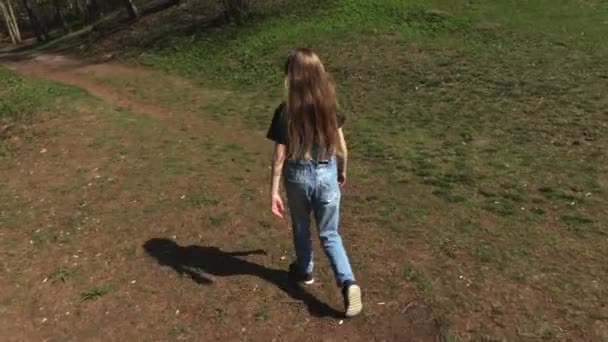 Petite Fille Sur Chemin Parc Soleil Jour — Video