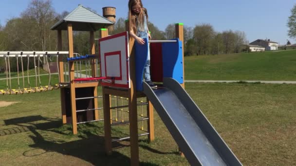 Glückliches Kleines Mädchen Entspannt Auf Spielplatz — Stockvideo
