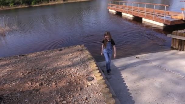 Девочка Отдыхает Воды — стоковое видео