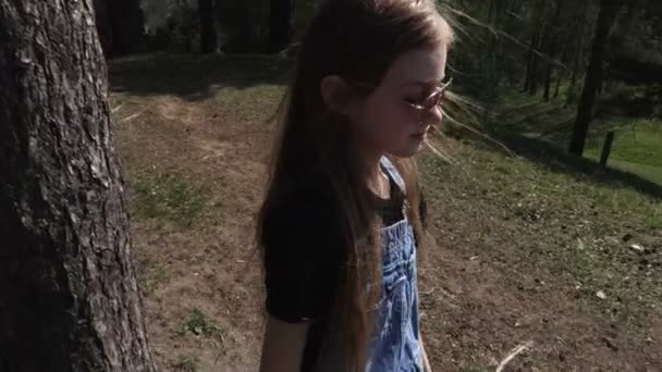 相机聚焦在公园里散步的小女孩 — 图库视频影像