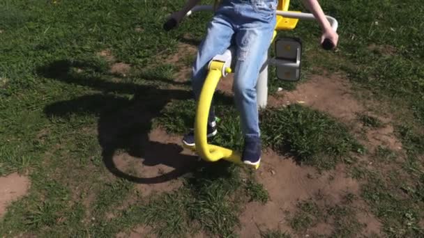 Niña Máquina Entrenamiento Aire Libre — Vídeo de stock