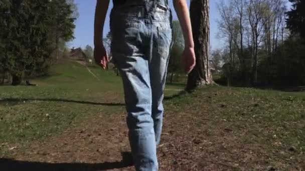Kamera Zaměřená Nohy Chodící Malé Holčičky — Stock video