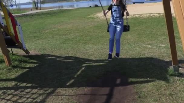 Kleines Mädchen Genießt Spielplatz Sommertag — Stockvideo