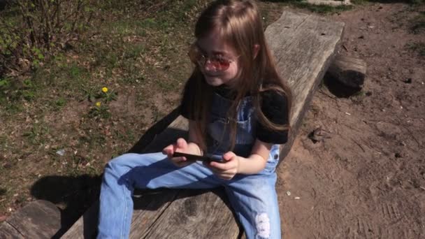 Kleines Mädchen Benutzt Smartphone Park Auf Bank — Stockvideo