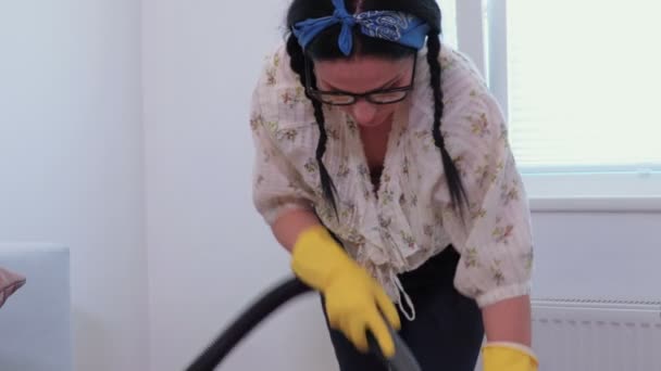 Mujer Madura Limpiando Sofá Casa — Vídeo de stock