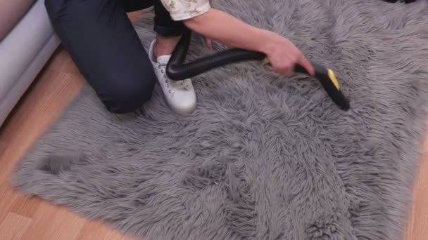 Kobieta Sprzątanie Faux Fur Dywan — Wideo stockowe