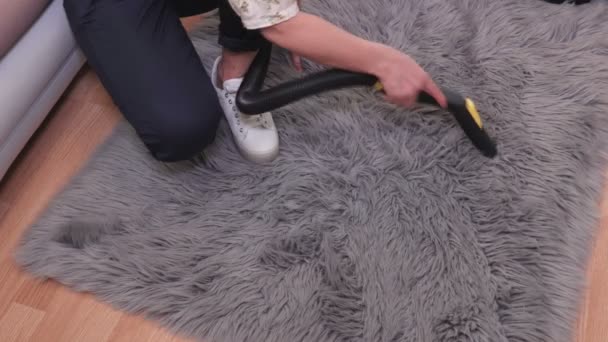 Femme Nettoyage Tapis Fausse Fourrure — Video