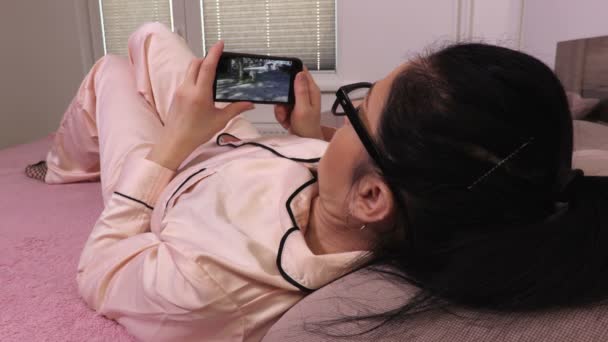 Vrouw Ontving Video Bericht Smartphone — Stockvideo