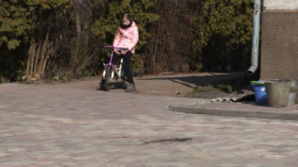 Chica Practicando Montar Bicicleta — Vídeos de Stock