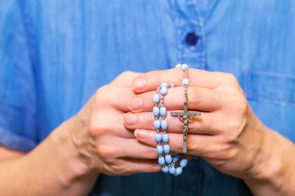 Religieuze Vrouw Met Rozenkrans Close — Stockfoto