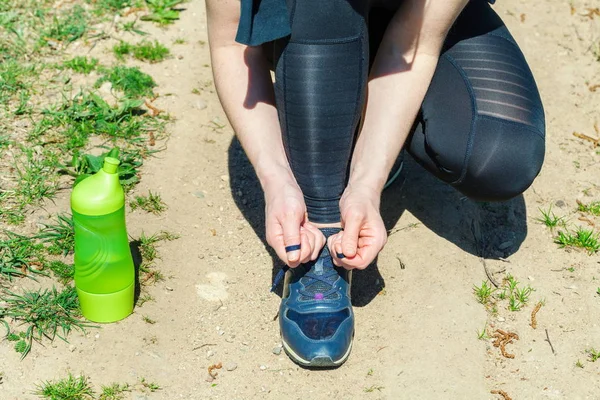 Kadın Lace Spor Ayakkabıları Yakın — Stok fotoğraf