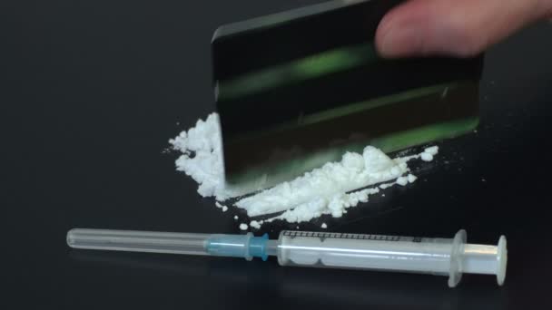 Kobieta Używająca Karty Kredytowej Produkcji Dawek Kokainy Koncepcja Nadużywania Narkotyków — Wideo stockowe