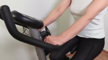 Egzersiz yapan kadın egzersiz yapıyor.