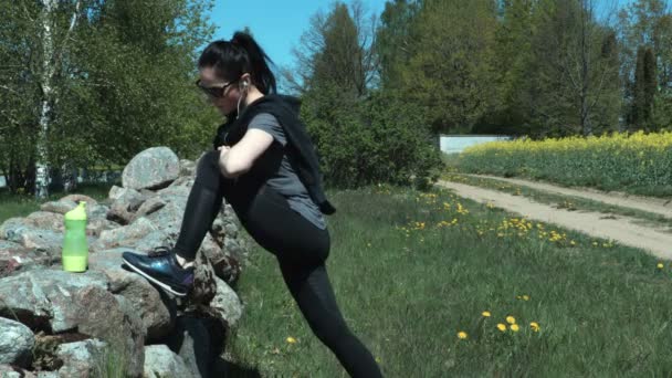 Donna Che Stretching Gamba Riscaldamento Prima Correre Corsa Strada Campagna — Video Stock