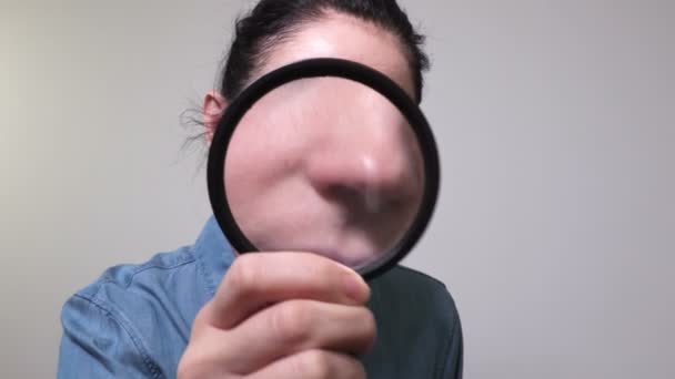 Kvinna Med Förstoringsglas Närbild — Stockvideo