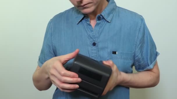 Eski Kamerayı Inceleyen Kadın Yakın Çekim — Stok video