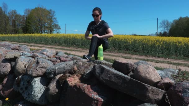 Corridore Femminile Durante Allenamento All Aperto Bellissimo Paesaggio Naturale — Video Stock