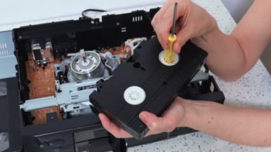 Masada Vcr oynatıcı yakınında Vhs bant ile Kadın